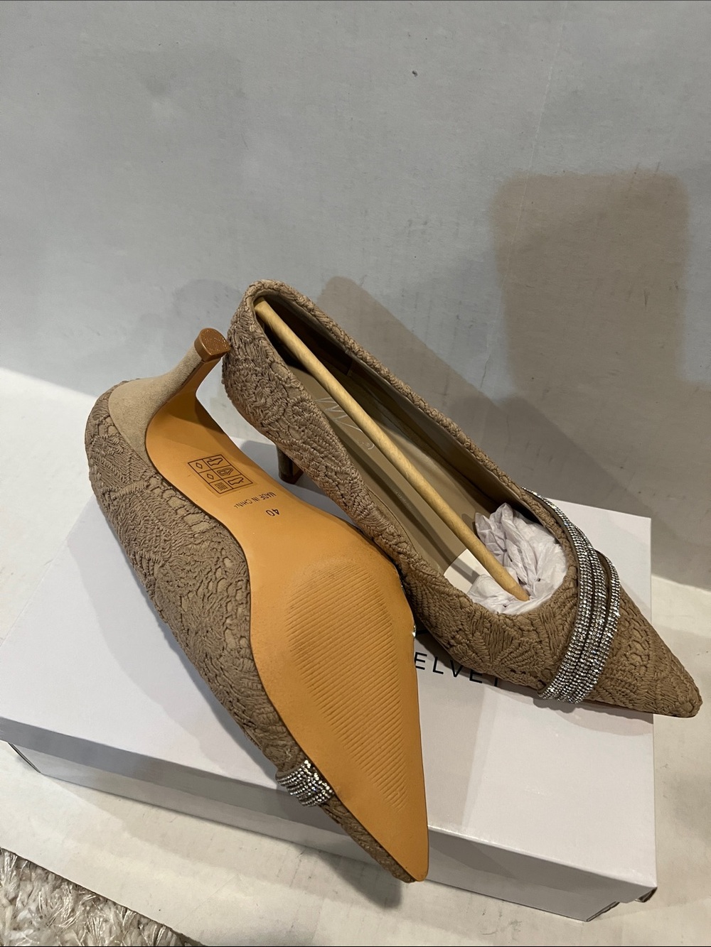 Lace Pump With Rhinestone Rope. - Picture 7 of 12